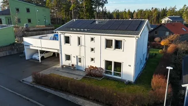 Villa i Uppsala – 31 solpaneler och batterilager, 13 640 Wp installerad effekt