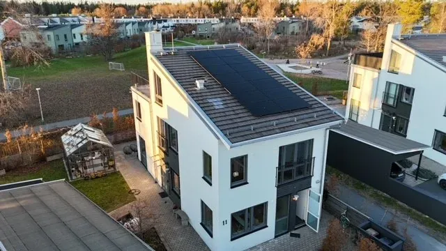 Villa i Uppsala – 14 solpaneler och batterilager, 6 160 Wp installerad effekt