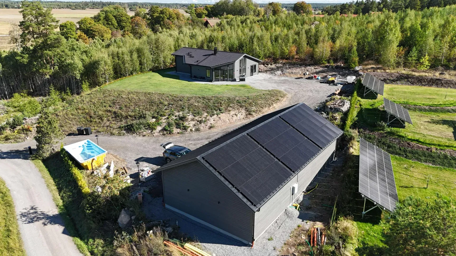 Garage i Knivsta – 45 solpaneler och batterilager, 19 800 Wp installerad effekt